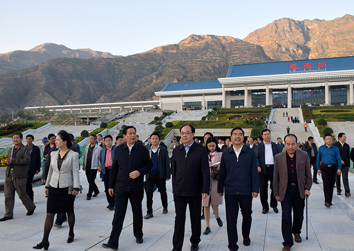 全國、省市政協(xié)委員體驗蘭渝鐵路、視察階州廣場
