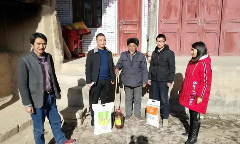 堅(jiān)持精準(zhǔn)幫扶，合力脫貧攻堅(jiān)——市龍江城鄉(xiāng)發(fā)展集團(tuán)、隴南太平洋財(cái)險(xiǎn)公司聯(lián)合開展幫扶文縣橋頭鎮(zhèn)安子坡村2019年春節(jié)慰問活動(dòng)