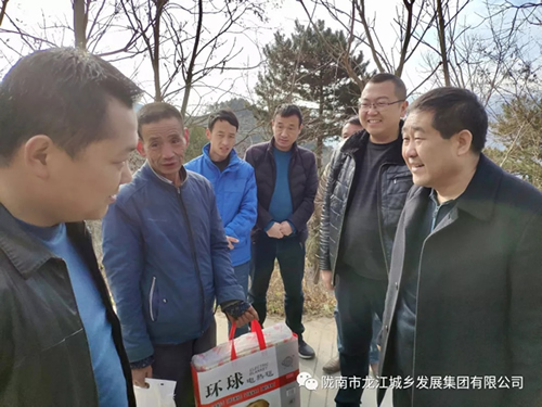市龍江集團在文縣橋頭鎮(zhèn)安子坡村開展“解難題、辦實事、送溫暖”活動