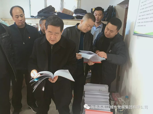 市龍江集團在文縣橋頭鎮(zhèn)安子坡村開展“解難題、辦實事、送溫暖”活動
