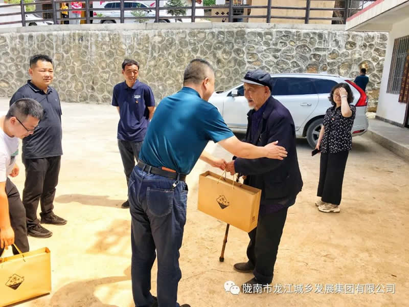 “感黨恩、憶黨史”，--市龍江城鄉(xiāng)發(fā)展集團公司開展慶祝建黨99周年主題黨日活動